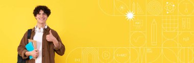 Mutlu bir öğrenci, parlak sarı bir arka plana karşı duruyor ve başparmak kaldırıyor. Elinde bir yığın kitap ve kulaklık var. Olumlu bir çalışma ortamını sembolize ediyor..