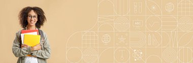 Afrikalı Amerikalı öğrenci, öğrenme ve yaratıcılık için tasarlanmış bir ortamı gösterirken gülümseyen renkli kitaplarla güven içinde duruyor. Eğitim içeriğini desteklemek için ideal.