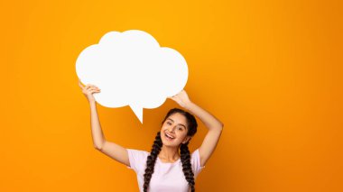 Yorum. Kafasının üstünde boş bir konuşma balonu tutan, fikri veya düşüncesi olan gülümseyen Hintli genç bayan portresi. Metnin için boş yer, sarı stüdyo arkaplan, boş alanı kopyala