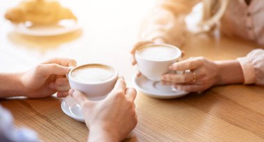 Sevecen genç bir çift, kafede buluşuyor, birlikte kahve içiyor, el görüşü kırpıyor. Tanınmayan bir adam ve sevgilisi sıcak içecekten zevk alıyorlar, birlikte restoranda vakit geçiriyorlar.