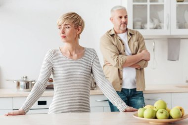 Evde kavga, ilişki sorunları. Son sınıf öğrencisiyle kadını gücendirmiş. Modern konforlu hafif mutfak mutfağında yaşanan skandaldan sonra birbirlerini görmezden gelmişler. Bulaşıklar, boş yer.