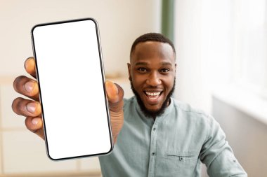 Hoş geldiniz. Neşeli siyah iş adamı el sallıyor ve kameraya gülümsüyor. İş yerinde oturuyor. Video Çağrısı ve Modern Uzaktan İletişim. Selamlama Hareketi Konsepti
