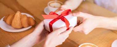 Milenyum çifti kahve dükkanında hediye kutusuyla yemek yiyor, Sevgililer Günü 'nü kutluyor, manzarayı kesiyor. Genç erkek arkadaşı, kafe 'deki kız arkadaşına yıldönümü hediyesi veriyor.