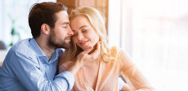 Yakışıklı bir adam ve güzel bir kadın birbirine sarılıyor, kafeteryada birbirlerine aşık oluyorlar. Sevimli milenyum çifti birbirlerine olan sevgilerini ifade ediyorlar, kafeteryada romantik zamanlar geçiriyorlar, uzay kopyaları yapıyorlar.