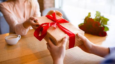 Romantik genç adamın sevgilisine şehir kafesinde sevgililer günü hediyesi vermesi. Tanımlanamayan sevgililer bayramı birlikte kutluyor, özel bir günde hediyeleşiyorlar.