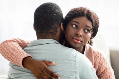 Umursamaz genç siyahi kadın erkek arkadaşına ya da kocasına sarılıyor ve bir kenara bakıyor, kendini yalnız hissediyor ya da sevgilisine karşı dürüst davranmıyor. Aldatma, ilişkilerde güvensizlik