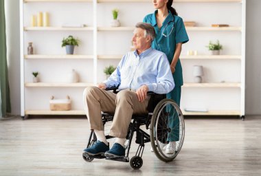 Tekerlekli sandalyedeki yaşlı erkek hastanın ve huzurevindeki genç bakıcısının tam boy portresi. Sağlık merkezinde sakat bir ihtiyarla ilgilenen hemşire. Yaşlı yetişkinler için tıbbi hizmetler