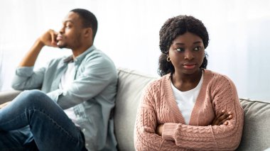 Kızgın siyah kadın, hayal kırıklığına uğramış erkek arkadaşından ayrı oturuyor. Genç Afro-Amerikan çift evde kavga ediyor. Koronavirüs kendilerini izole ederken ilişkilerinde zorluklar yaşıyor.