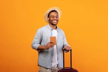 Yaz tatili. Bavulu, pasaportu ve turuncu stüdyo geçmişi olan sıradan giysili genç bir zenci. Hafta sonu seyahat eden Afro-Amerikalı adam, uçak uçuşuna hazır.