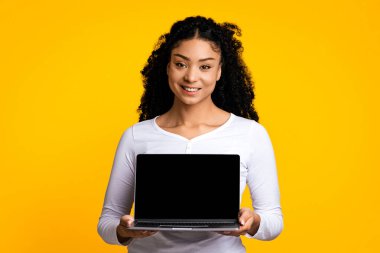 Çevrimiçi teklif. Siyah Ekranlı Güzel Gülümseyen Kadın Dizüstü bilgisayar, Yeni Web Sitesi Öneren Afrikalı Amerikalı Kadın, Sarı Arkaplan 'ın Üzerinde İzole Edilmiş, Model