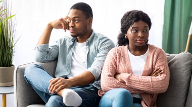 Kızgın siyah kadın, hayal kırıklığına uğramış erkek arkadaşından ayrı oturuyor. Genç Afro-Amerikan çift evde kavga ediyor. Koronavirüs kendilerini izole ederken ilişkilerinde zorluklar yaşıyor.