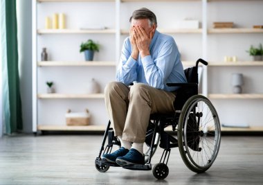 Üzgün ve yalnız yaşlı, tekerlekli sandalyedeki engelli adam huzurevinde ağlıyor. Depresyon geçiren, tıbbi yardıma ihtiyacı olan, duygusal sorunları olan yaşlı, engelli bir erkek hasta.