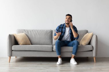 Arama yapıyorum. Güzel bir Arap 'ın portresi, akıllı bir telefonla konuşan, oturma odasında koltukta oturan, arkadaşlarıyla ya da ailesiyle hoş sohbetler yapan, yüzünü çeviren,