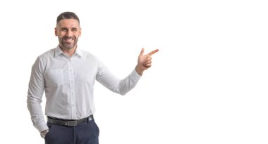 İş elbisesi giymiş gülümseyen bir adam işaret parmağıyla temiz, beyaz bir arkaplan üzerinde kendine güvenir. Adam profesyonel ama yaklaşılabilir bir tavır sergiliyor. Boşluğu kopyala.