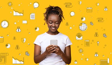Turuncu stüdyo arka planında akıllı telefon kullanan mutlu siyah kadın, farklı finansal resimli kolaj. Bayrak tasarımı. Mobil ödemeler, çevrimiçi finans eğitimi, para yatırımları ve planlama