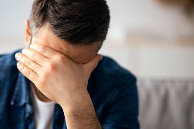 Orta yaşlı, sakallı, başı ağrıyan, koltukta oturan, alnına dokunan, fotokopi çeken bir adam. Sıkıntılardan ya da depresyondan muzdarip hüsran içindeki bir adamın yakınlaşması.