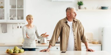 Evde kavga, çığlıklar, öfkeli bir çift, aile sorunları ve komaya girerken yaşanan skandal. Orta yaşlı karı koca mutfak içinde kavga ediyor, erkek kadın argümanlarını görmezden geliyor, boş alan.