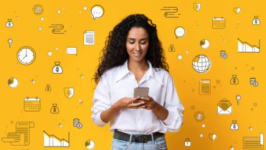 Akıllı telefonu olan İspanyol genç bir kadın internet bankacılığı uygulamasını kontrol ediyor, turuncu stüdyo geçmişinde uzaktan finans hizmeti kullanıyor ve iş ve para ile ilgili ikonlar kullanıyor. Bayrak tasarımı. Mali okuryazarlık