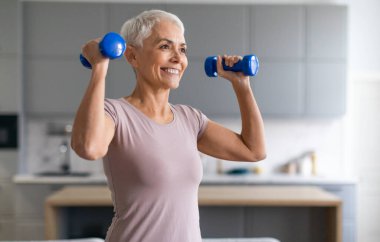 Şık saç kesimi olan, etkin Avrupalı son sınıf öğrencisi, halterlerle egzersiz yapmaya, ağırlık kaldırmaya, evde dikilmeye hazır. Yurt içi çalışma kavramı