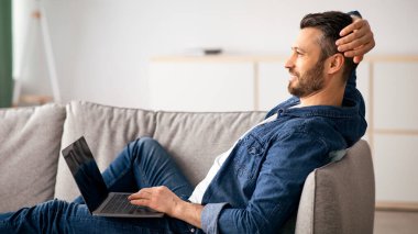 Evdeki kanepede rahat rahat uzanan, dizüstü bilgisayar kullanan, film izleyen, fotokopi çeken mutlu orta yaşlı bir adam. Yakışıklı sakallı adam blog okuyor ya da bilgisayarda oyun oynuyor, hafta sonları eğleniyor.