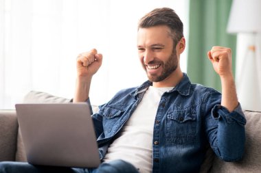 Duygusal sakallı orta yaşlı bir adam başarıyı kutluyor, kumar oynuyor ya da internette alışveriş yapıyor, evinde koltukta otururken dizüstü bilgisayar kullanıyor, mekanı kopyalıyor. Çevrimiçi oyun, finans piyasası kavramı