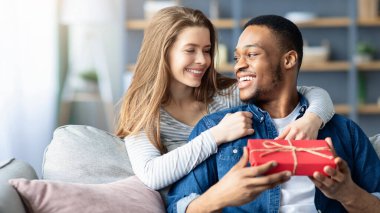 Sevgi dolu kız arkadaşı, siyah erkek arkadaşına yıldönümü sürprizi yapıyor, kucaklıyor ve evde hediyeler veriyor. Romantik ırklar arası çift sevgililer gününü birlikte kutluyor, birbirlerini selamlıyor, uzayı kopyalıyor.