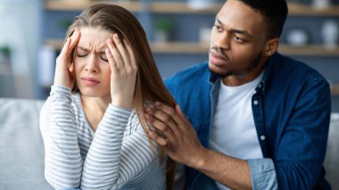 Siyahi Adam 'ın üzgün beyaz kız arkadaşını evinde teselli etmesi, tartışmanın ardından özür dilemesi ve Ağlayan Kadın' a destek vermesi, Çok Kültürlü Genç Çift İlişki Krizi, Yakın Çekim