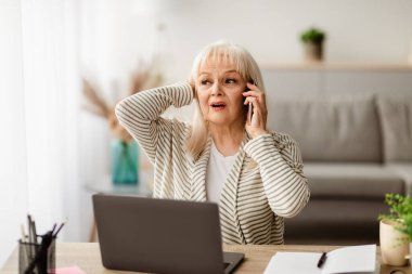 Oh hayır. Hayal kırıklığına uğramış orta yaşlı bir kadının portresi bilgisayarla ya da işle ilgili sorunları var. Ofiste çalışırken cep telefonuyla konuşuyor.