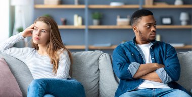 İlişki Krizi. Kavgadan sonra koltukta oturan ırklar arası çifte hakaret tartışmadan sonra birbirini görmezden gelen çok kültürlü aşıklar, ilişkilerde yanlış anlaşılma, boş alan.