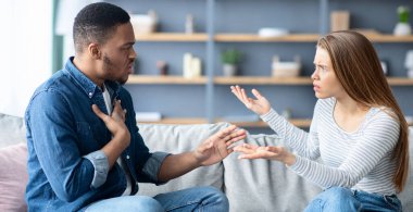 Irklar arası çiftler arası sorunlar. Milenyum Siyah Adam ve Beyaz Kadın Evde Tartışıyor, Duygusal Çok Kültürlü Aşıklar Oturma Odasında Otururken Tartışıyor, İlişki Krizi Yaşıyor