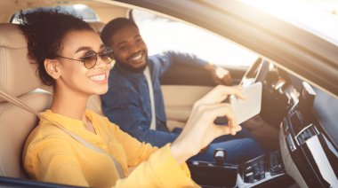 Mutlu Afrikalı Amerikalı çift arabada selfie alarak, yeni hedefe sürüş, boş alan