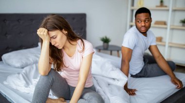 Çok ırklı bir çift ilişki sorunları yaşıyor, yatakta oturuyor, üzgün ve kızgın hissediyorlar, evde evlilik krizi geçiriyorlar. Siyahi adam ve karısı boşanmak üzereler, cinsel sorunları var.