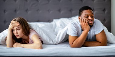 Kızgın genç kadın ve kocası yatakta ayrı yatıyorlar, kızgın ve kırgın hissediyorlar, zıt yönlere bakıyorlar. Milenyum ırklar arası çiftler kavga ediyor, ilişki sorunları yaşıyor.