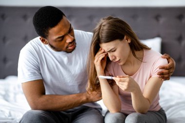 Morali bozuk beyaz karısını yatak odasında negatif hamilelik testiyle rahatlatan zenci bir adam. Ebeveyn olmayı hayal eden çok ırklı bir çift bebek sahibi olma konusunda sorun yaşıyor.