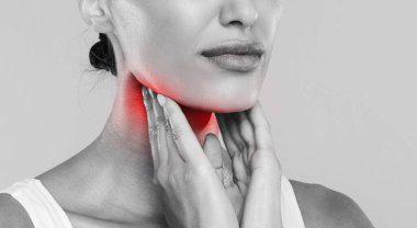 Hasta kadının boğaz ağrısı, boynuna kırmızı iltihaplı bölge ile dokunması, gırtlak rahatsızlığı, bademcik iltihabı, boğaz kanseri, soğuk, siyah ve beyaz stüdyo geçmişi, afiş.