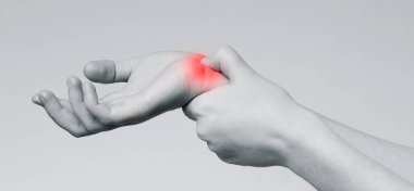 Vücut ağrısı. Bilek ağrısı çeken kadın, tek renkli fotoğraf