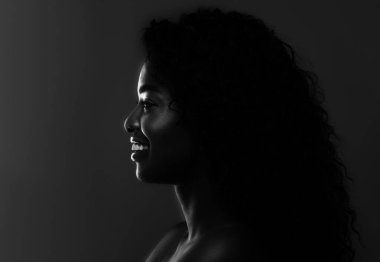 Gölge 'de. Siyah Çekici Kadın pozunun profil portresi Karanlık Arkaplan üzerindeki tek renkli fotoğraf, tek renkli gülümseyen Afrikalı Amerikalı Kadın Arkaplan, Bw Image, Kopya Boşluğu ile Yan Görünüm