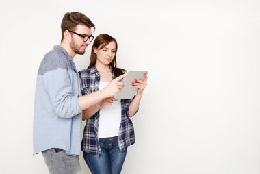 Bir çift alışveriş online sipariş dururken dijital tablet ile beyaz stüdyo arka plan yapma