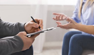 Hayat sıkıntılarını paylaşmak. Milenyum kadını kişisel terapist ve panorama ile sorunları tartışıyor