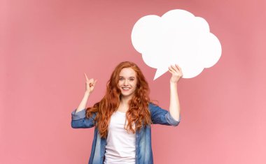 Elinde boş bir konuşma balonu tutan, parlak fikirleri olan ve pembe stüdyo arkaplanını işaret eden kızıl bir kızdan esinlendim.