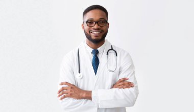 Copy Space, Panorama ile ışık arka plana karşı Beyaz Üniformalı Mutlu Doktor