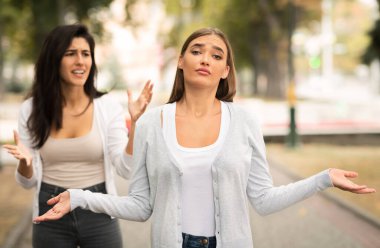 Arkadaşlığın Sonu. Park 'ın dışında kavga eden iki kız. Seçici Odaklanma