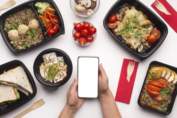 Reklam için boş alan ile cep telefonunuzda Sağlıklı restoran gıda teslimat