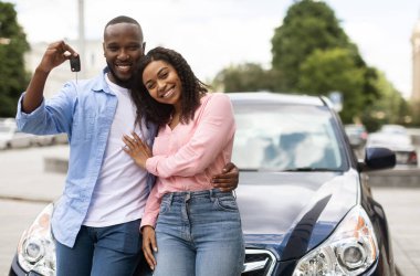 Luxuy Otomobili 'nin Anahtarlarını Gösteren Mutlu Siyah Adam, Eşi Kocasına Kucaklıyor, Genç Ailesi Araba Kiralama Hizmetlerini Kullanıyor, Satış Merkezinden Yeni Araba Alan Çift, Kameraya Yaslanıyor,