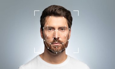 Sakallı bir adam, tarafsız bir arkaplanda yüz tanıma sistemiyle önde duruyor..