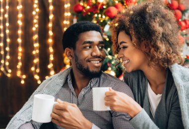 Güzel bir an. Afro-Amerikalı kadın ve erkek birlikte kahve içiyorlar, boş alan.