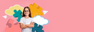 Neşeli bir çocuk, bulmaca parçaları, bulutlar ve kağıt uçakların yer aldığı renkli bir kolajın önünde güven içinde duruyor. Bu sahne okulda yaratıcılığı ve öğrenmeyi simgeliyor..