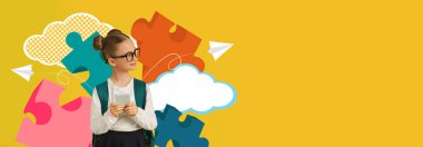 Küçük bir çocuk sırt çantasıyla duruyor, elinde akıllı bir telefon var ve ilham verici görünüyor. Parlak yapboz parçaları ve bulutlar canlı bir okul temalı arka plan yaratarak yaratıcılığı ve öğrenmeyi kutluyorlar..