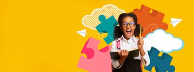 Gözlüklü neşeli bir çocuk renkli bir okul kolajının keşfini kutluyor. Yapboz parçaları, bulutlar ve kağıt uçaklarla çevrili ortam canlı ve yaratıcı..