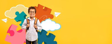 Küçük bir çocuk omuzlarında bir sırt çantasıyla gururla ayakta duruyor. Renkli yapboz parçaları ve bulutlar eğlenceli bir zemin oluşturur. Ayar, öğrenme ile dolu canlı bir okul ortamını yansıtıyor..